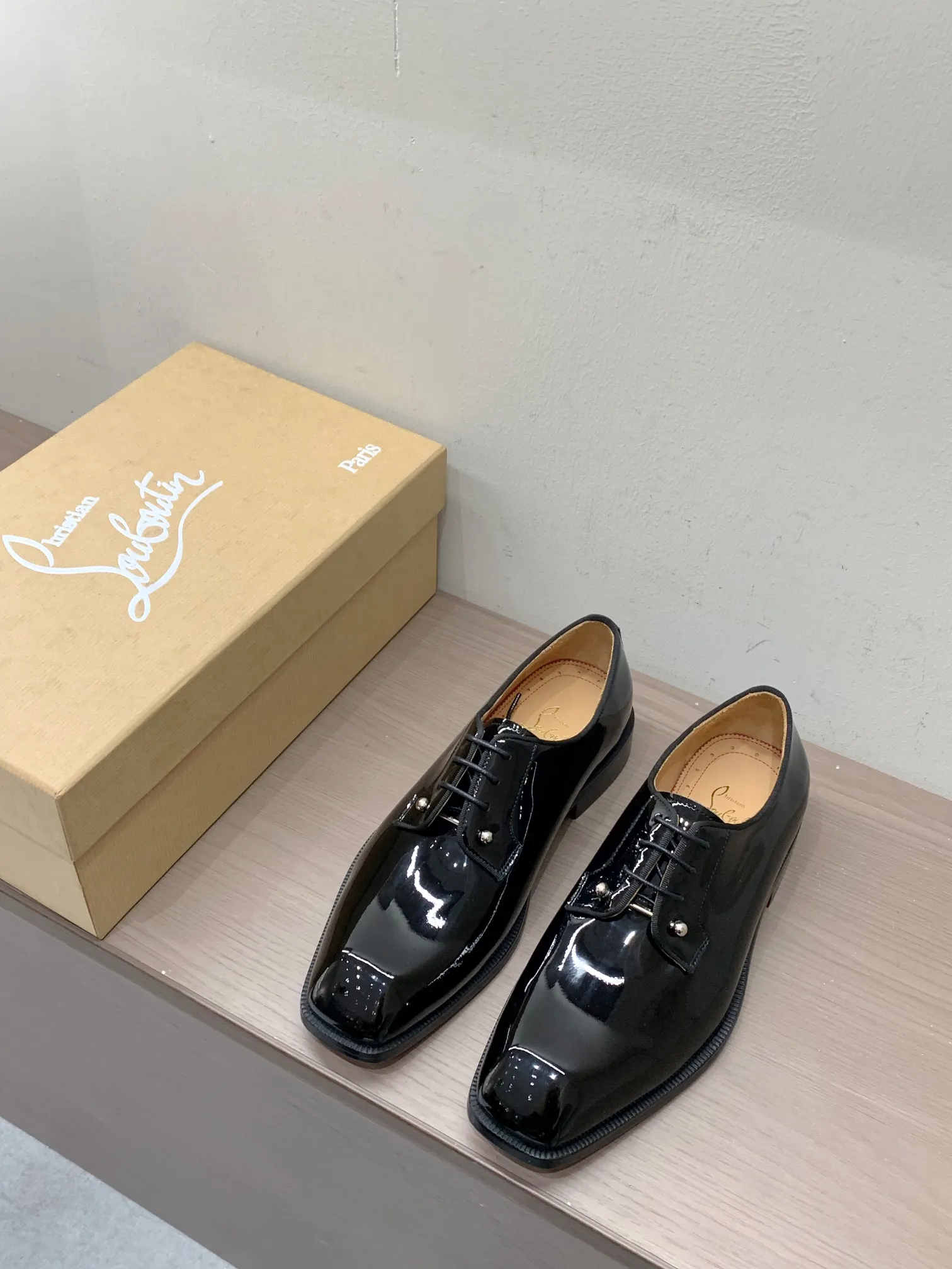 [CL red sole shoes] Top P: 1020💰 Size 39-44 (38.45.46 custom-made, non-returnable) Christian Louboutin men's classic Oxford shoes, men's business formal leather shoes💫Original molding, 1:1 replica, specially made for nobles. The unique shoe shape is unique and 100% comfortable! The whole shoe is made of imported Italian cowhide material, carefully selected, with fine pores and rich luster. Cow leather lining, soft and comfortable, sweat-absorbent and breathable. Genuine leather outsole, non-slip and wear-resistant, full of texture, elegant and luxurious overall, integrating comfort, formality and luxury! The Rolls Royce of shoes!
